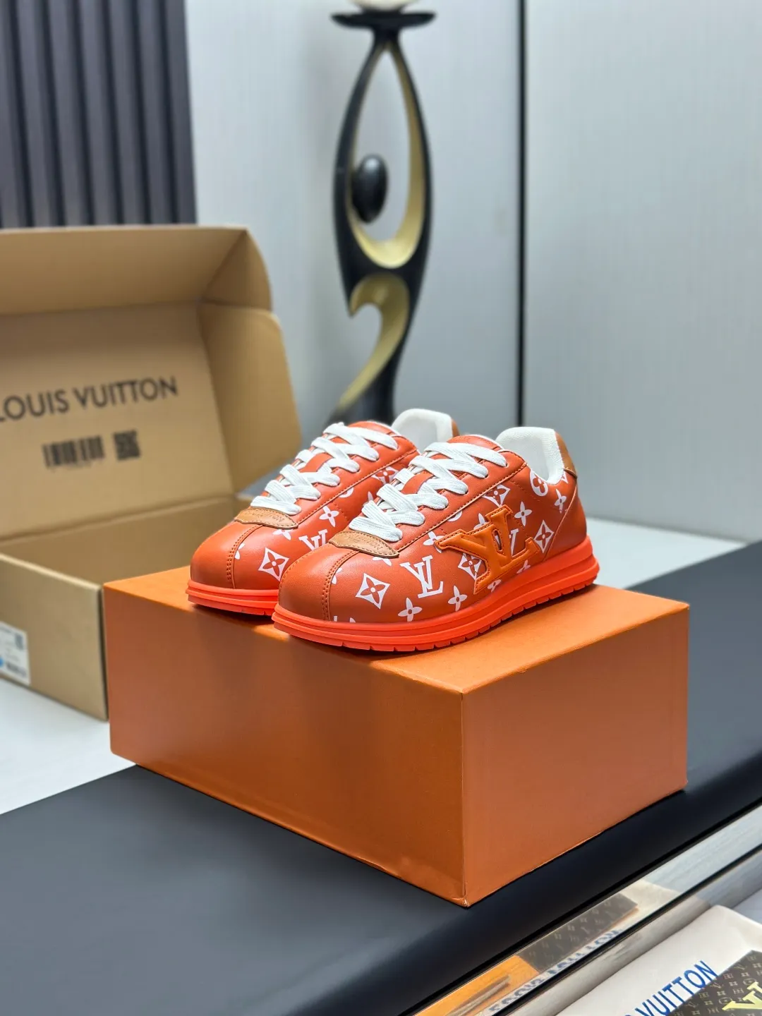 👟👟Ex-factory price 680👟👟 Full set of packaging with airplane box💰Top version LV-Louis Vuitton-classic catwalk new style 1:1 development replica of the original version! ! The upper foot is very comfortable. It is made of luxurious materials and fine workmanship. The midsole is printed with English letters "Made in Europe". The upper is made of calfskin imported from Italy. The side is decorated with the brand's LOGO and signature. The latest latex foot pads and mesh lining make the foot feel super comfortable. The original two-color TPU combination outsole is specially provided by the original factory. Bag technology Goodyear stitched edges Fabric: Exclusive customized first-layer cowhide Accessories: Exclusive private model Vuitton logo, lining: Customized silk mesh lining - first-layer silk cowhide lining Outsole: TPU combination outsole wear-resistant, non-slip and anti-yellowing Foot pads: new latex pads-mesh sweat-absorbent Counter technology: fully computerized sewing machine wire drawing Toe box back cover Hot and cold shaping Full set of pull-top lasts with medium and low logo patterns Special counter packaging - shoelaces, certificate, card, instructions, certificate of quality, dust bag, the most complete packaging on the entire network, women's 35-40 men's 38-46 (38/46 customized, non-refundable! GD9916